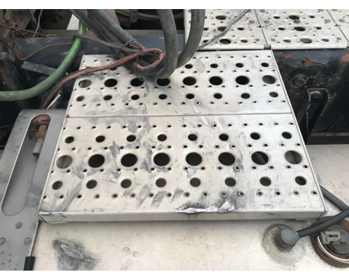 Freightliner CASCADIA Deckplate