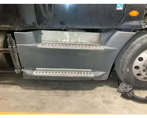 Freightliner CASCADIA Skirt