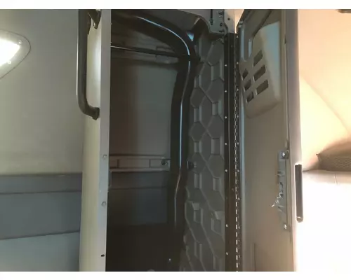 Freightliner CASCADIA Sleeper Cabinets