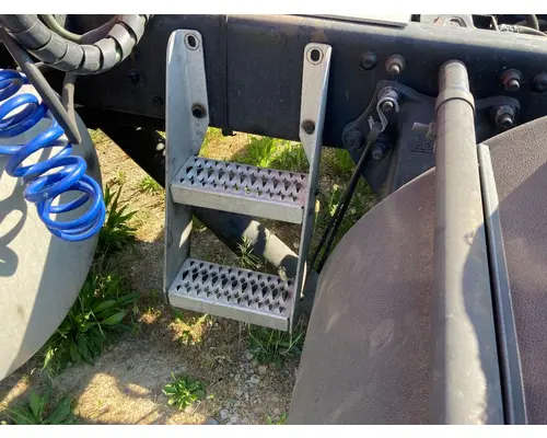 Freightliner CASCADIA Step (Fuel Tank, Fairing