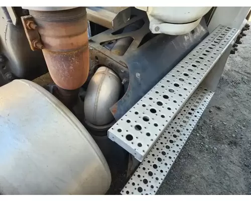 Freightliner Cascadia 113 DPF (Diesel Particulate Filter)