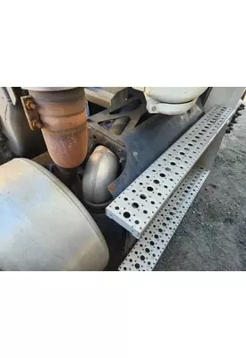 Freightliner Cascadia 113 DPF (Diesel Particulate Filter)