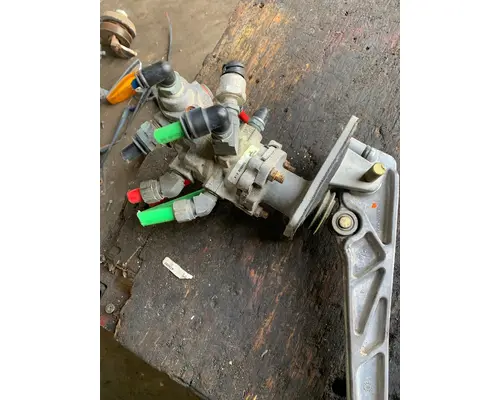 Brake / Clutch Pedal Box FREIGHTLINER CASCADIA 113BBC Truck Salvage International Inc