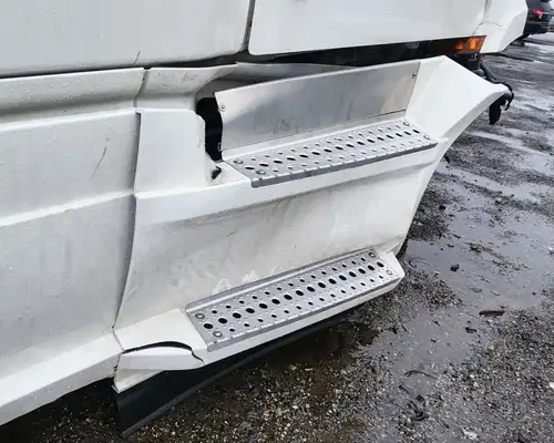 Freightliner Cascadia 116 DPF (Diesel Particulate Filter)