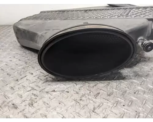 Freightliner Cascadia 125 Air Cleaner