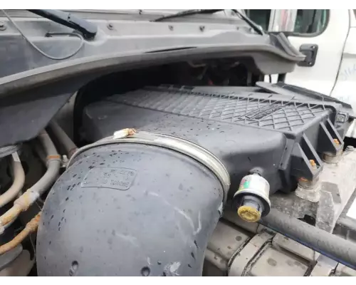 Freightliner Cascadia 125 Air Cleaner