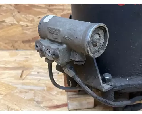 Freightliner Cascadia 125 Air Drier