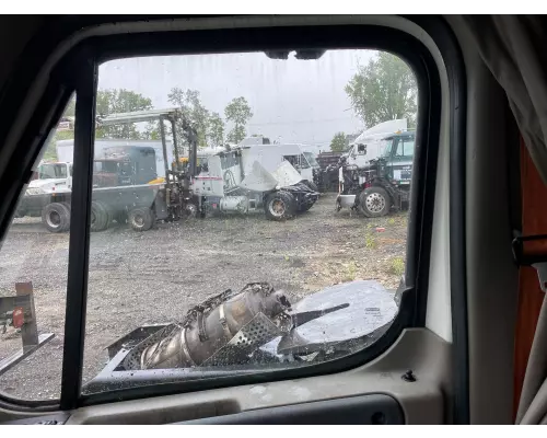 Freightliner Cascadia 125 Windshield Glass