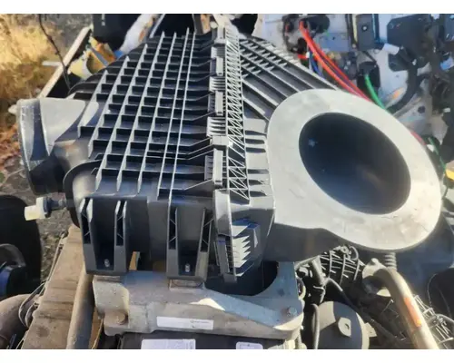 Freightliner Cascadia 126 Air Cleaner