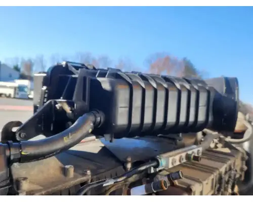 Freightliner Cascadia 126 Air Cleaner