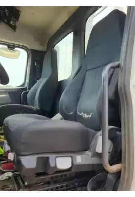 Freightliner Cascadia 126 Seat, Front