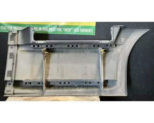 Freightliner Cascadia 126 Side Fairing