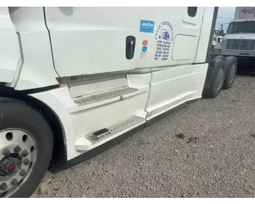 Freightliner Cascadia 126 Side Fairing