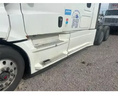 Freightliner Cascadia 126 Side Fairing