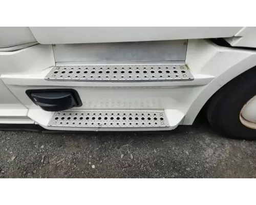 Freightliner Cascadia 126 Side Fairing