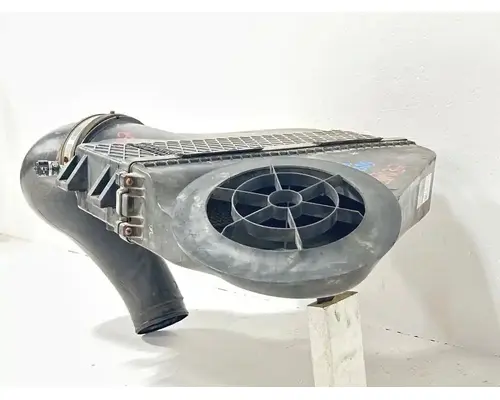 Freightliner Cascadia 132 Air Cleaner