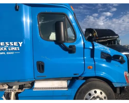 Freightliner Cascadia 132 Mirror (Side View)