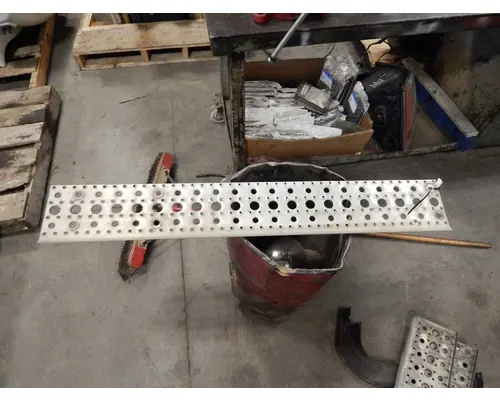 Step FREIGHTLINER Cascadia K &amp; R Truck Sales, Inc.