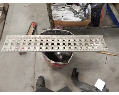 Step FREIGHTLINER Cascadia K &amp; R Truck Sales, Inc.