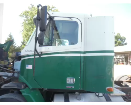 Cab FREIGHTLINER COLUMBIA 112 LKQ Thompson Motors - Wykoff