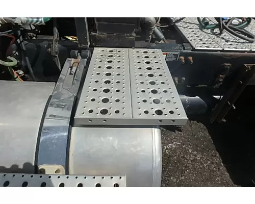 Step FREIGHTLINER COLUMBIA 112 Sam's Riverside Truck Parts Inc