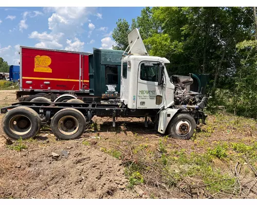 Complete Vehicle FREIGHTLINER COLUMBIA 120 West Side Truck Parts