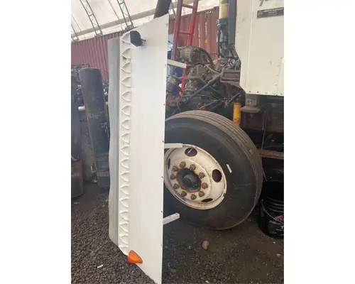 Freightliner Columbia CL12064ST Fender