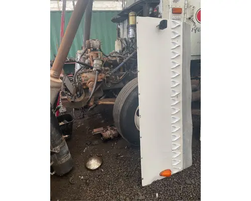 Freightliner Columbia CL12064ST Fender