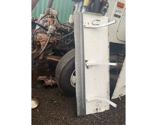 Freightliner Columbia CL12064ST Fender