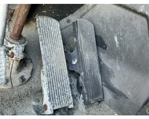 Brake / Clutch Pedal Box FREIGHTLINER FL Cabover Geco - Fresno
