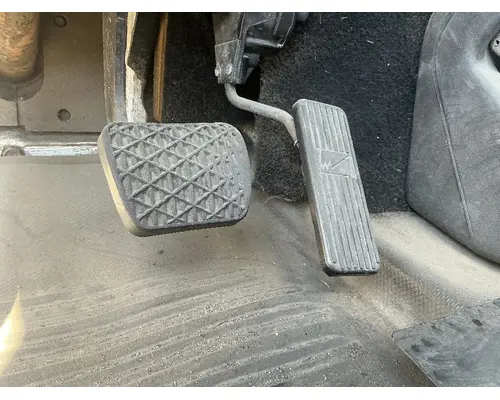 Brake / Clutch Pedal Box FREIGHTLINER FL70 Geco - Fresno