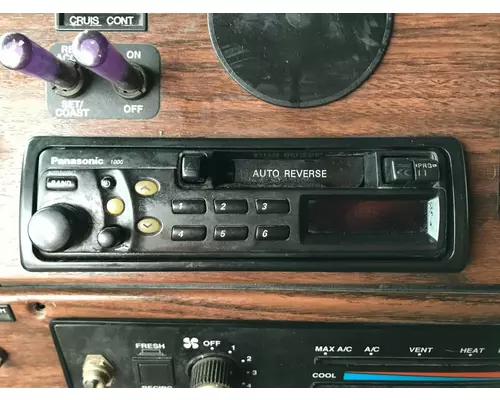 Radio Freightliner FLD112 Vander Haags Inc Cb