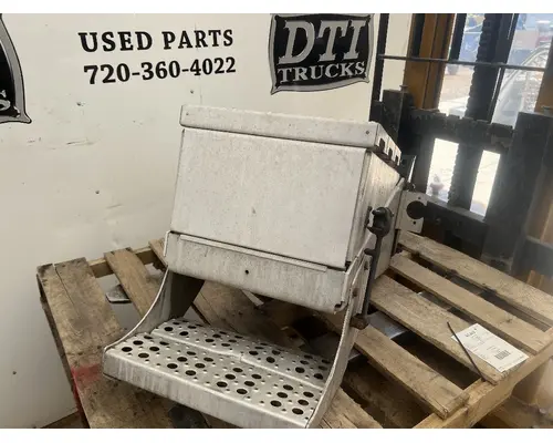 Battery Box FREIGHTLINER M2 106 DTI Trucks