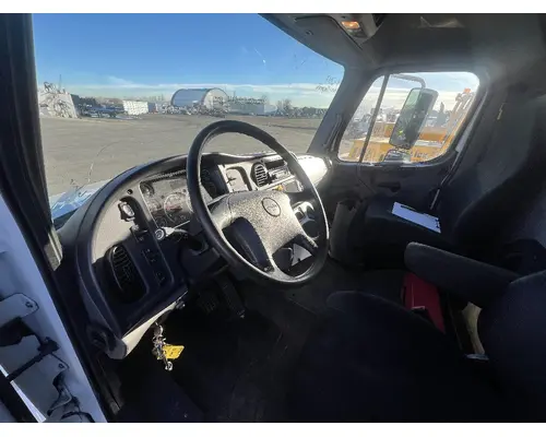 Cab FREIGHTLINER M2 106 DTI Trucks