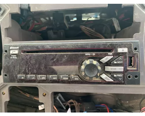 Freightliner M2 106 Radio