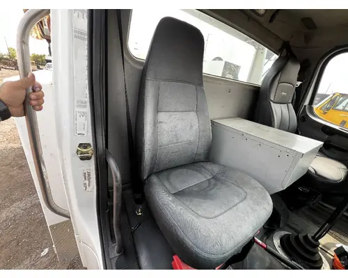 Seat, Front FREIGHTLINER M2 106 DTI Trucks