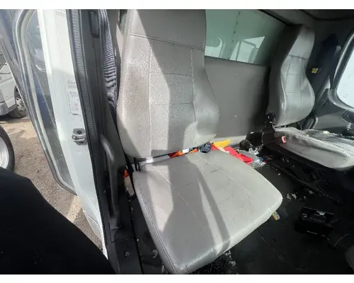 Seat, Front FREIGHTLINER M2 106 DTI Trucks
