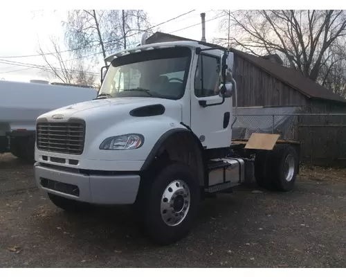 Complete Vehicle FREIGHTLINER M2 106 Camions A &amp; R Dubois Inc.