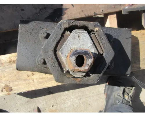 GMC - MEDIUM C6500 Engine Mounts