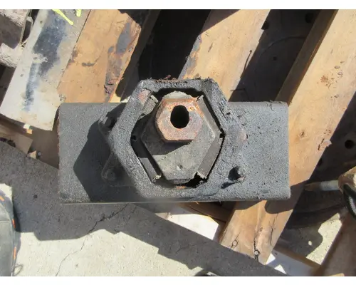 GMC - MEDIUM C6500 Engine Mounts