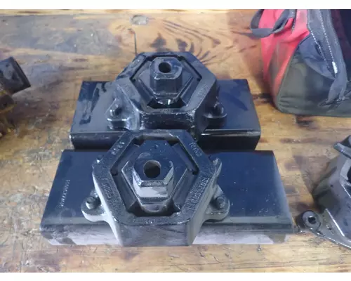 GMC - MEDIUM C7500 Engine Mounts