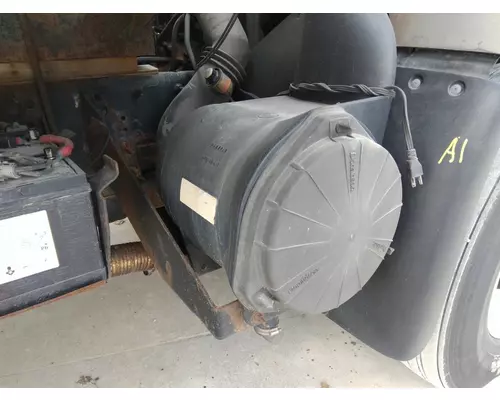 GMC T7500 AIR CLEANER