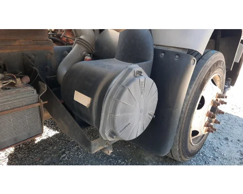 GMC T7500 AIR CLEANER