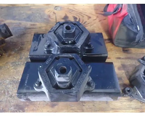 Engine Mounts GMC - MEDIUM C7500 Michigan Truck Parts