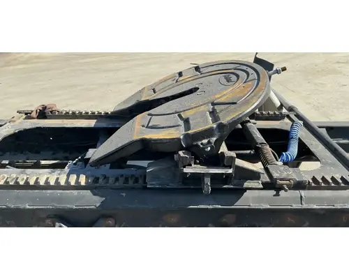 HOLLAND F-9370 Fifth Wheel