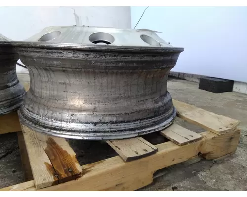 HUB PILOTED - ALUMINUM 22.5 X 8.25 WHEEL