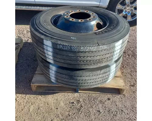 HUB PILOT 11R22.5 Tire and Rim