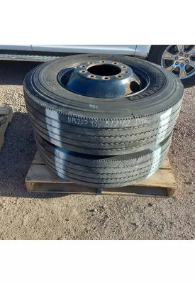 HUB PILOT 11R22.5 Tire and Rim