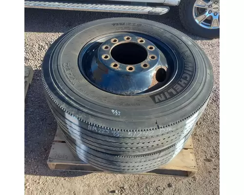 HUB PILOT 11R22.5 Tire and Rim