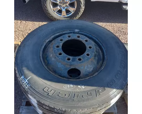 HUB PILOT 11R22.5 Tire and Rim